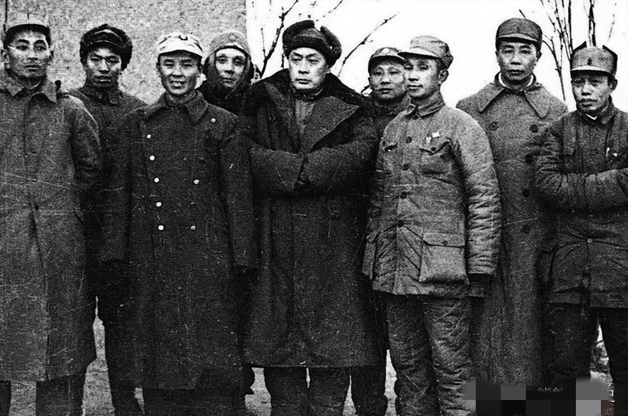 华野四位兵团司令员

第三野战军四位兵团司令员按综合革命资历排序，陈士榘最深厚，