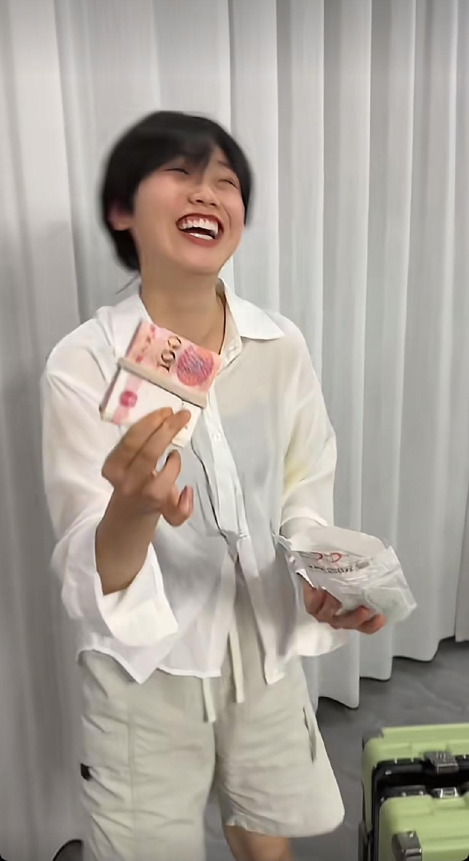 正跟妈妈聊天的女儿，突然去卧室里拿出了一叠钞票时，妈妈瞬间就百感交集了。

女儿