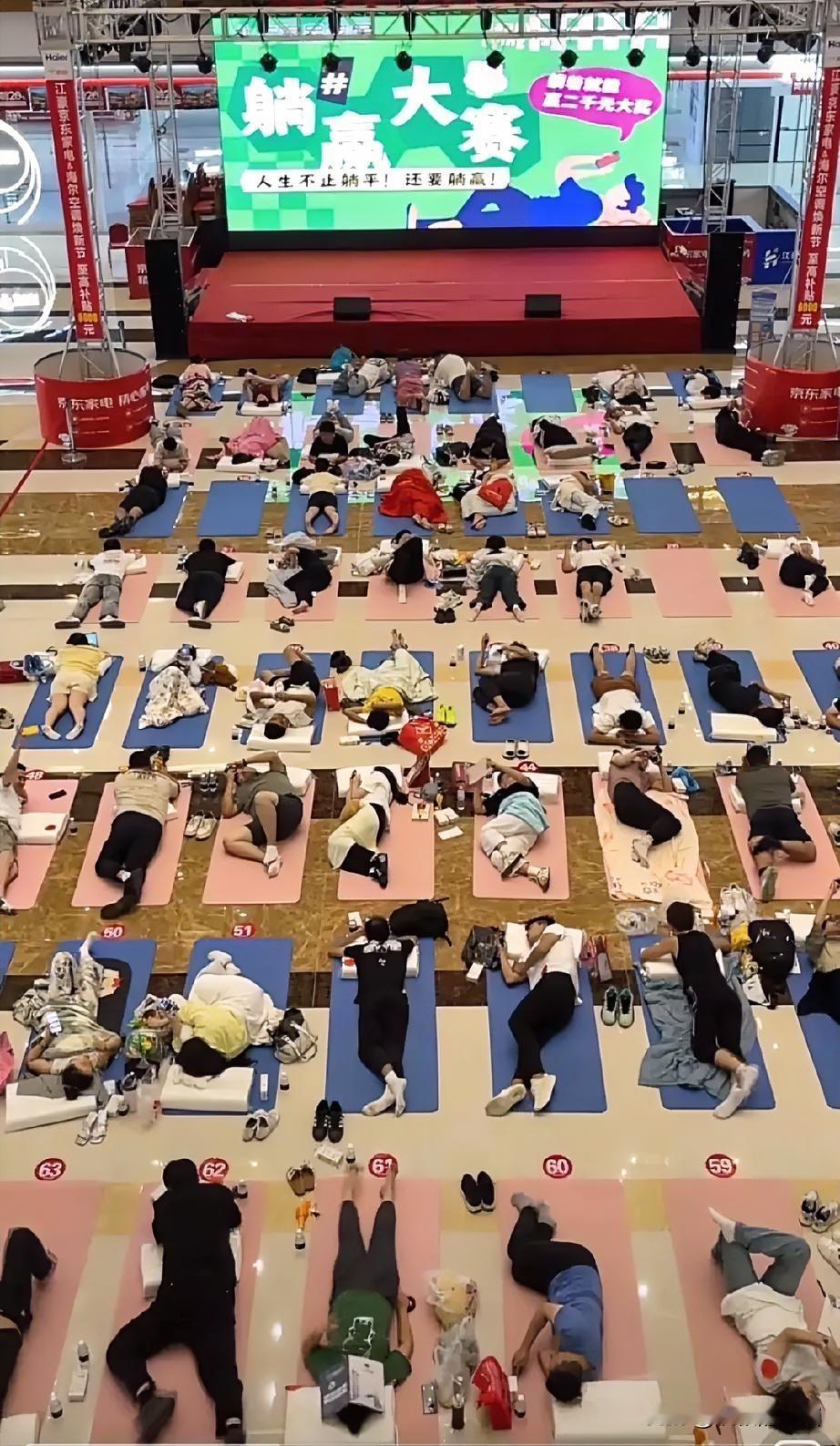 躺平大赛爆红：解压狂欢下的精神困境
 
通读包头躺平大赛的刷屏报道，这场“24小