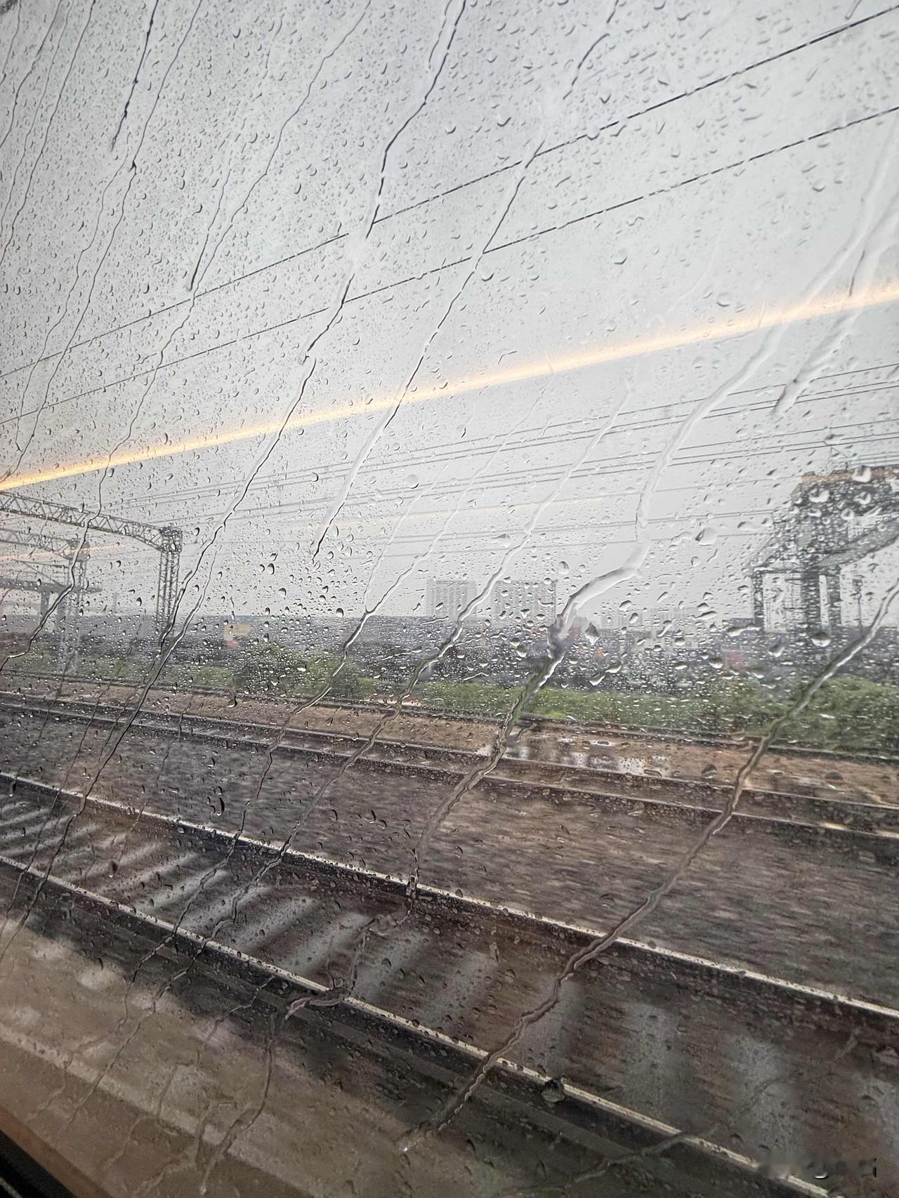 雨丝密密斜织，
无数水珠，
顺着高铁车窗蜿蜒滑落。

看着窗外流动的风景，
平行