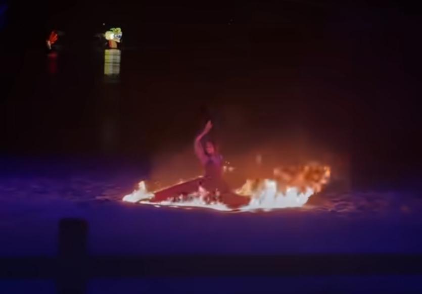 南通森林野生动物园里表演火裙舞的女演员，既聪明又幸运。她能躲过这次事故，一方面是