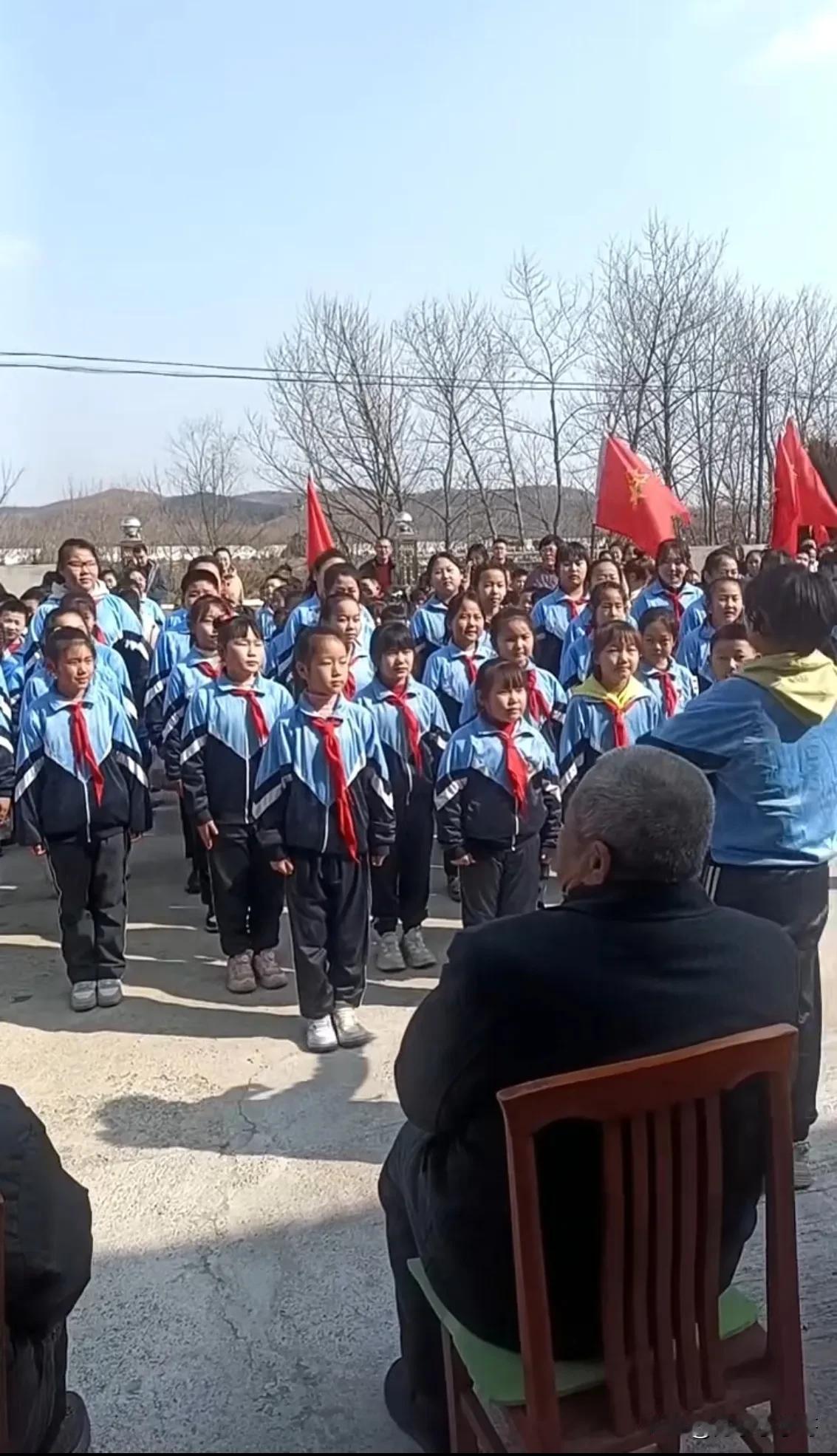 “学习雷锋好榜样……”雷锋精神永不过时，3月5日这个特殊的日子，辽宁丹东凤城市红