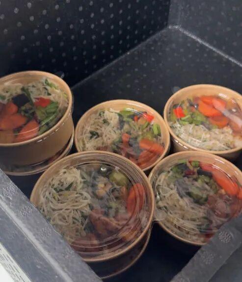一块钱在现在很难买到一顿正餐，可武汉蔡甸一家网约车企业办起爱心食堂，工作日中午推