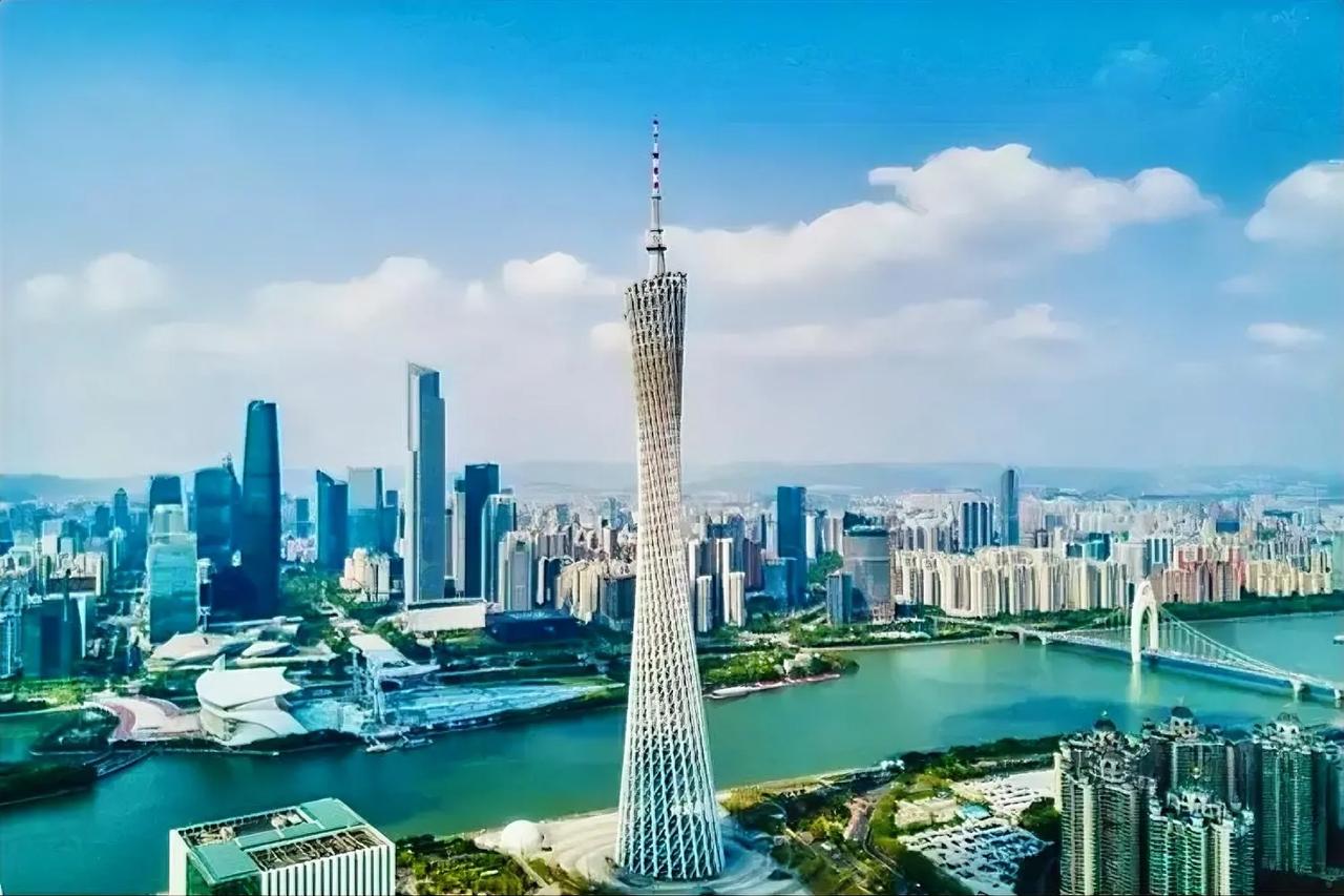 广州目标是超越上海当老大，重庆请让道靠边站。
千年商都——广州，是一座被严重低估