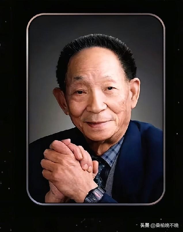 都说男儿有泪不轻弹，但是在袁隆平院士逝世五周年这天，这个小伙子远远的望着袁老的墓