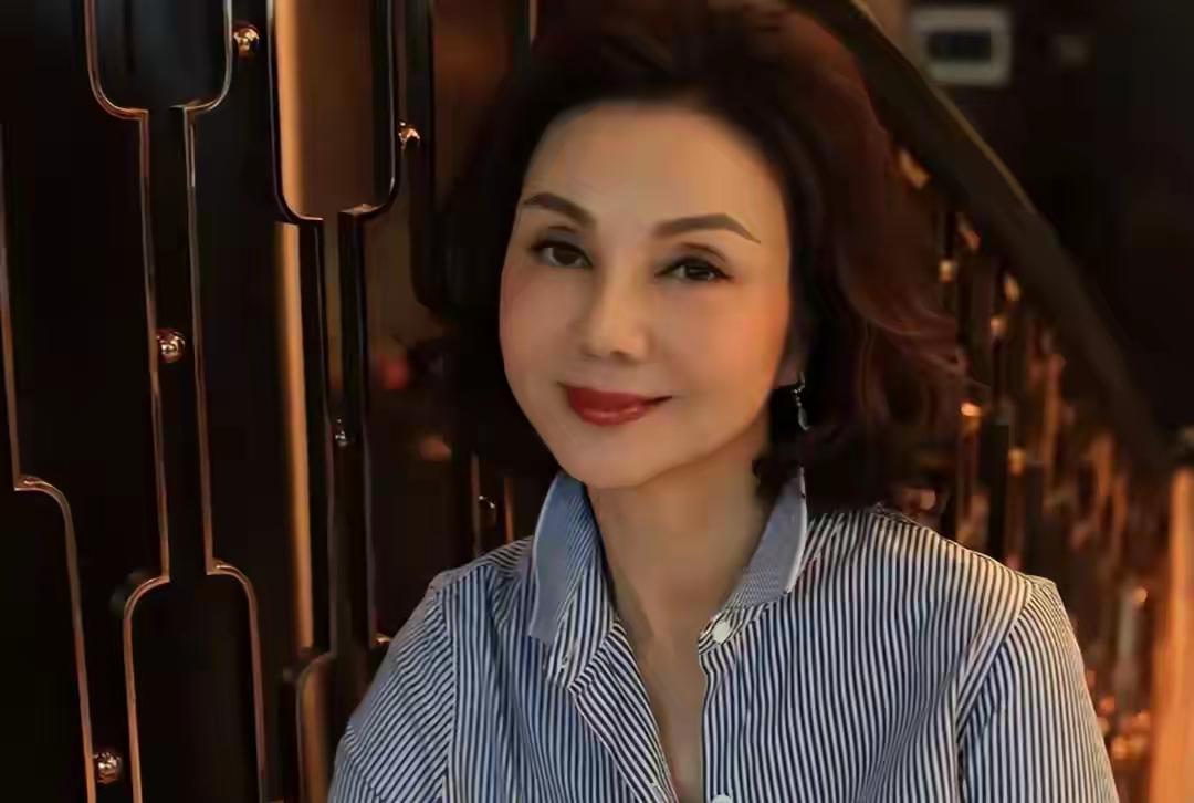 儿子给哈佛捐20多亿，母亲给麻省捐11亿，家族在中国年收租百亿？
 
香港最“神