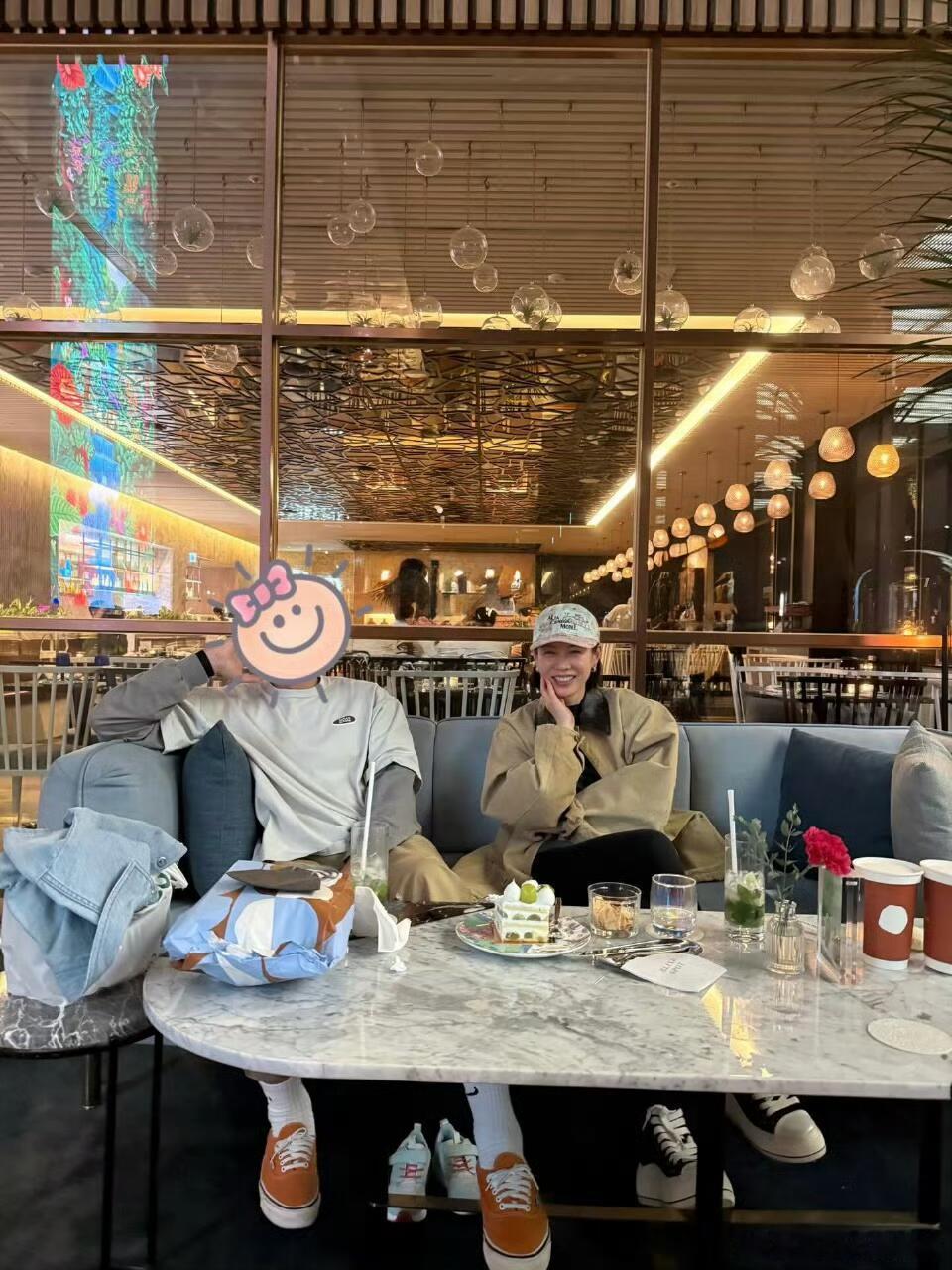 金甜豆掌镜给爸妈拍照，玄彬依旧被贴贴纸