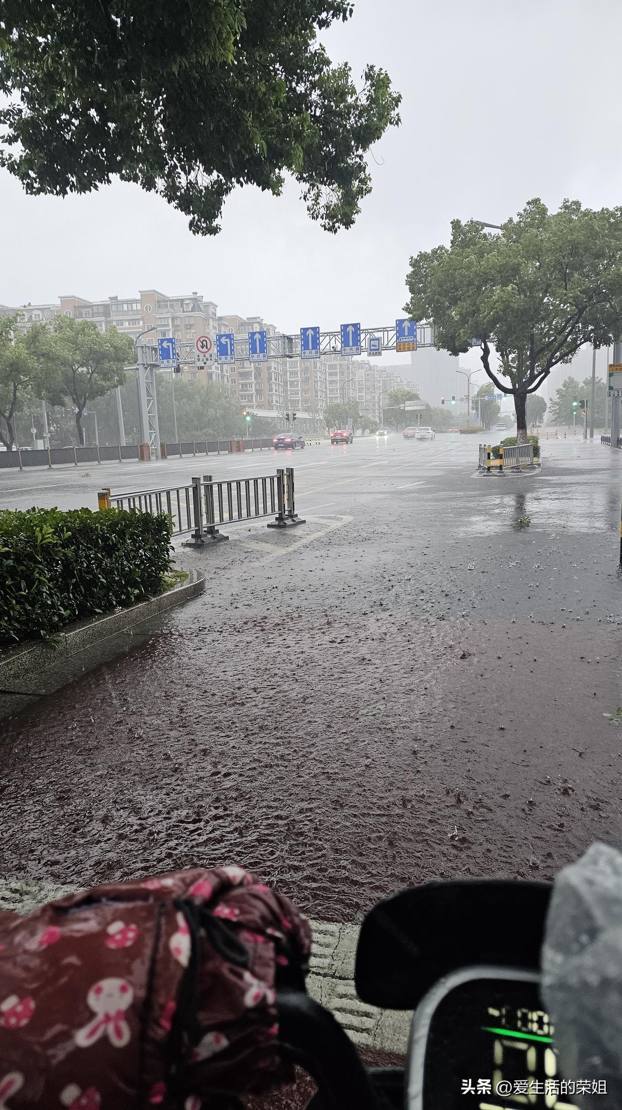宁波今天风大雨大，马路上人也很少，有些低洼的地方也有积水。

为了挣钱，我今天也