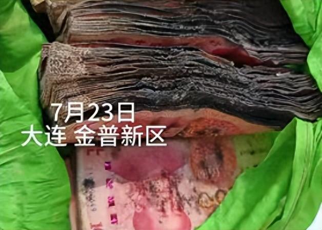 太心疼！大连男子出差忘关窗，10万现金被晒泡发霉，最后只换回8.2万
 
真的太