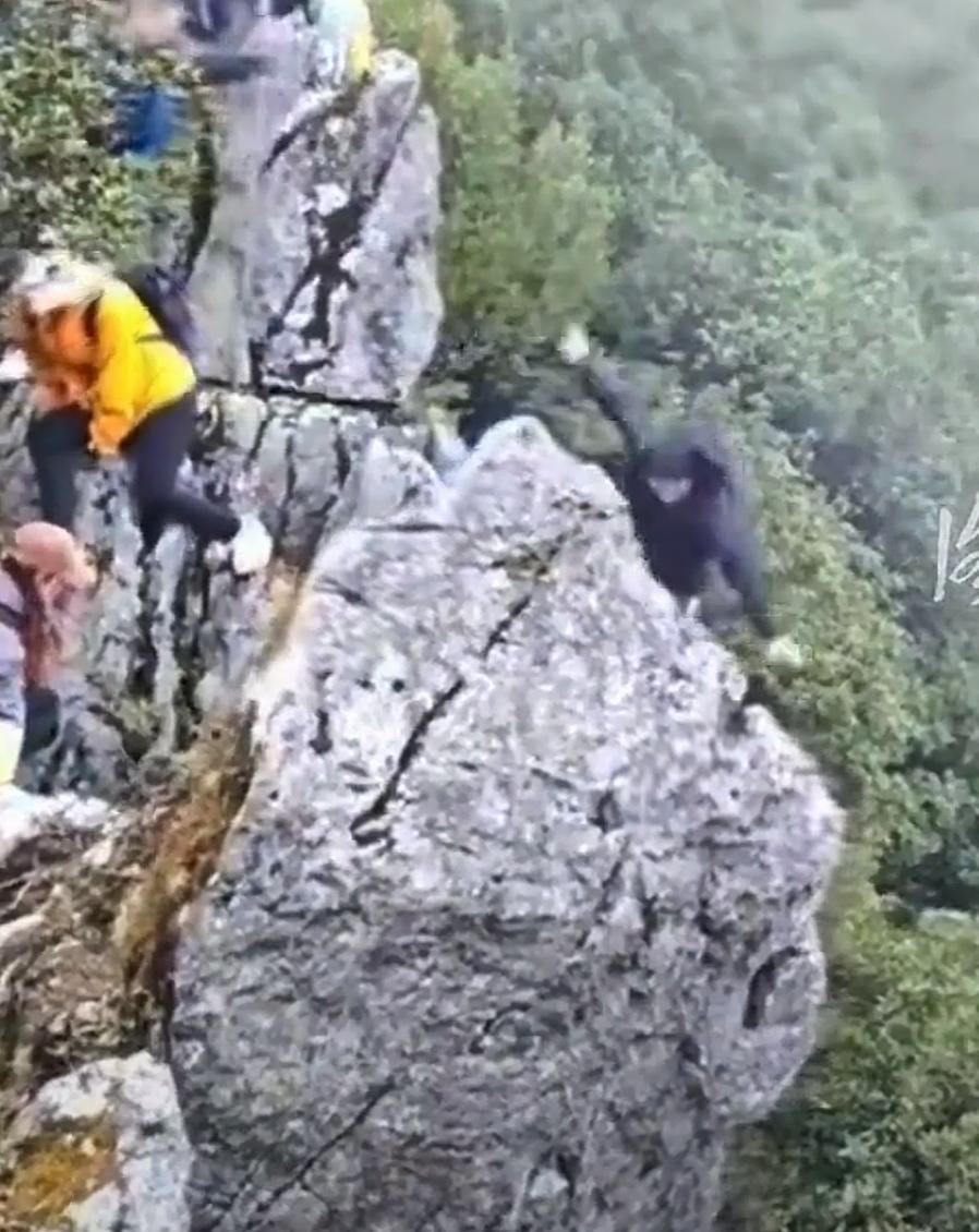 男子疑玩手机坠崖 事后发文福大命大
近日，一名男子登山时因玩手机踩落石块坠崖，事