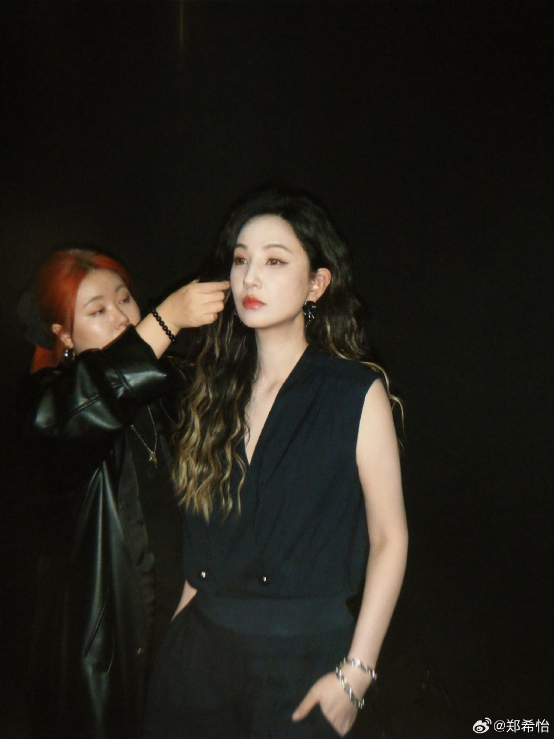 郑希怡黑色v领上衣随拍郑希怡酷飒老公姐  从浪姐到现在，美貌只增不减，酷飒感焊在
