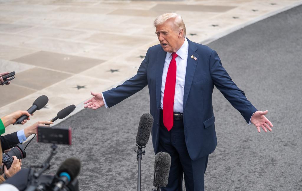 美国总统特朗普近日抨击联邦最高法院就关税问题作出的裁决令人极度失望，对投票反对其