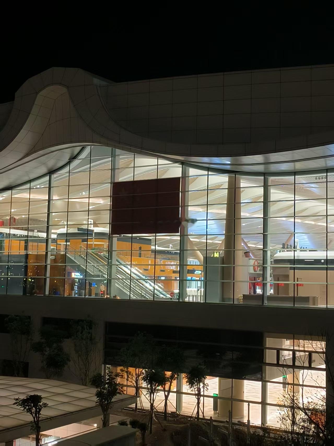 夜晚点亮后的 福州机场T2 更具质感
