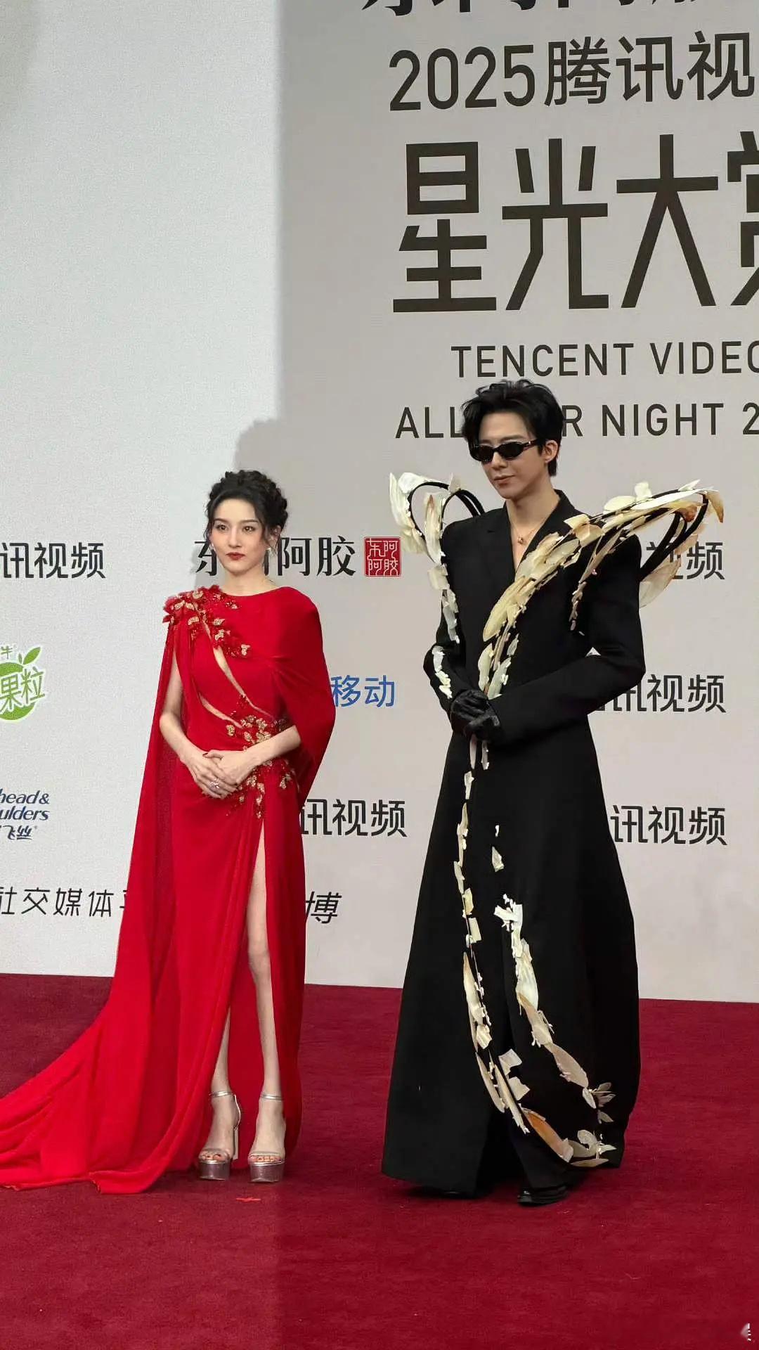 刘宇宁早知道了吧，红毯穿的防麦套装 