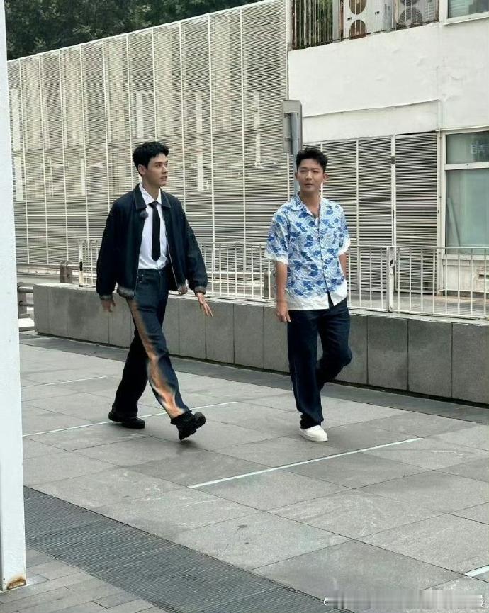 龚俊张晚意同框录制花少 7 路透曝光，阳光少年与清冷男神相遇，每一帧都是视觉暴击