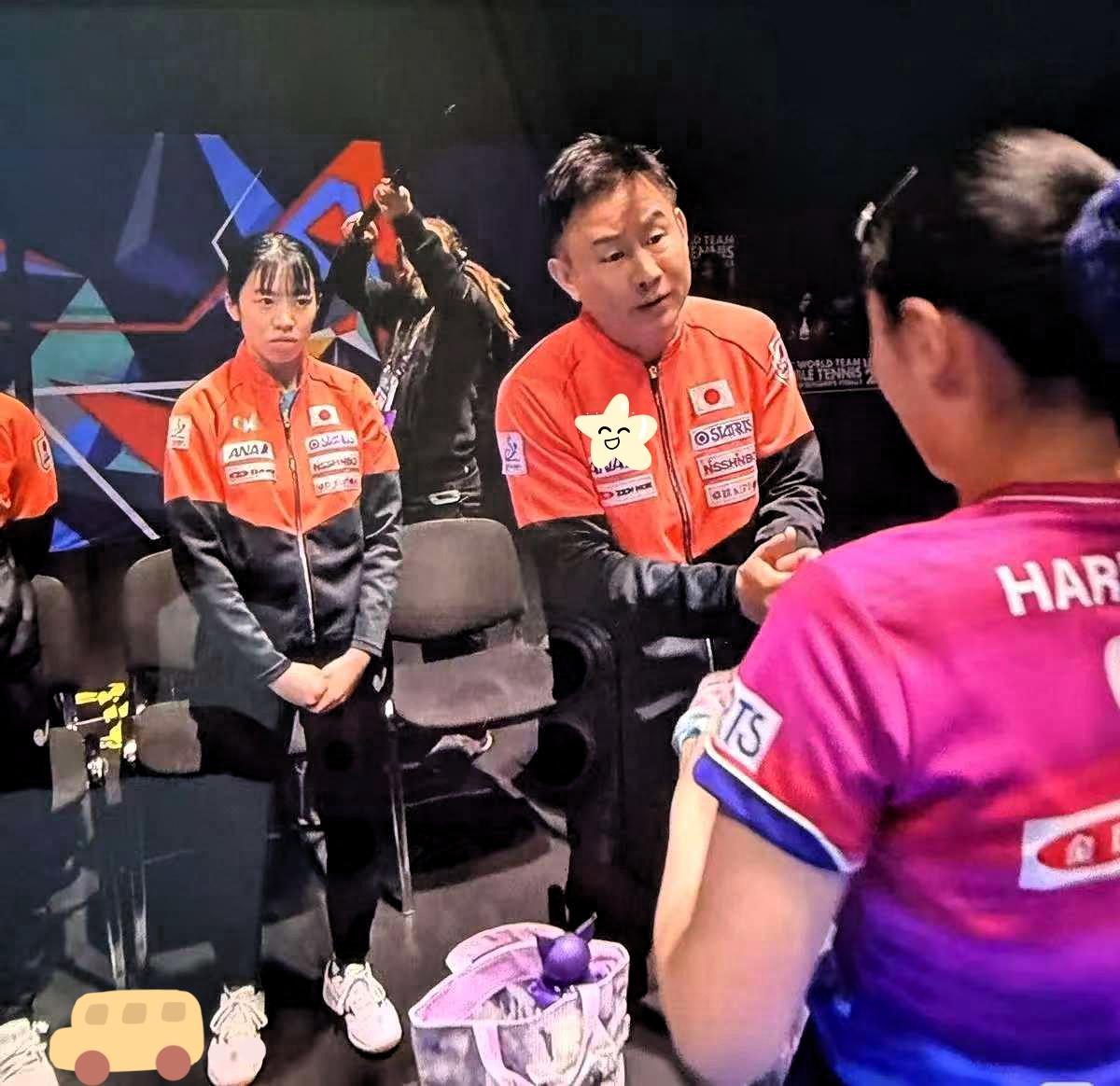 日本女乒教练中泽锐给选手张本美和叫暂停指导时，嘴里蹦出的是一半中文一半日文的“散