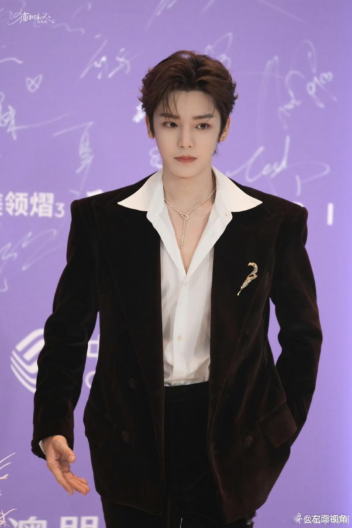 内娱造型还得看侯明昊！ 侯明昊 深v蛇骨链 造型一出场就封神，宽肩窄腰撑得起深 