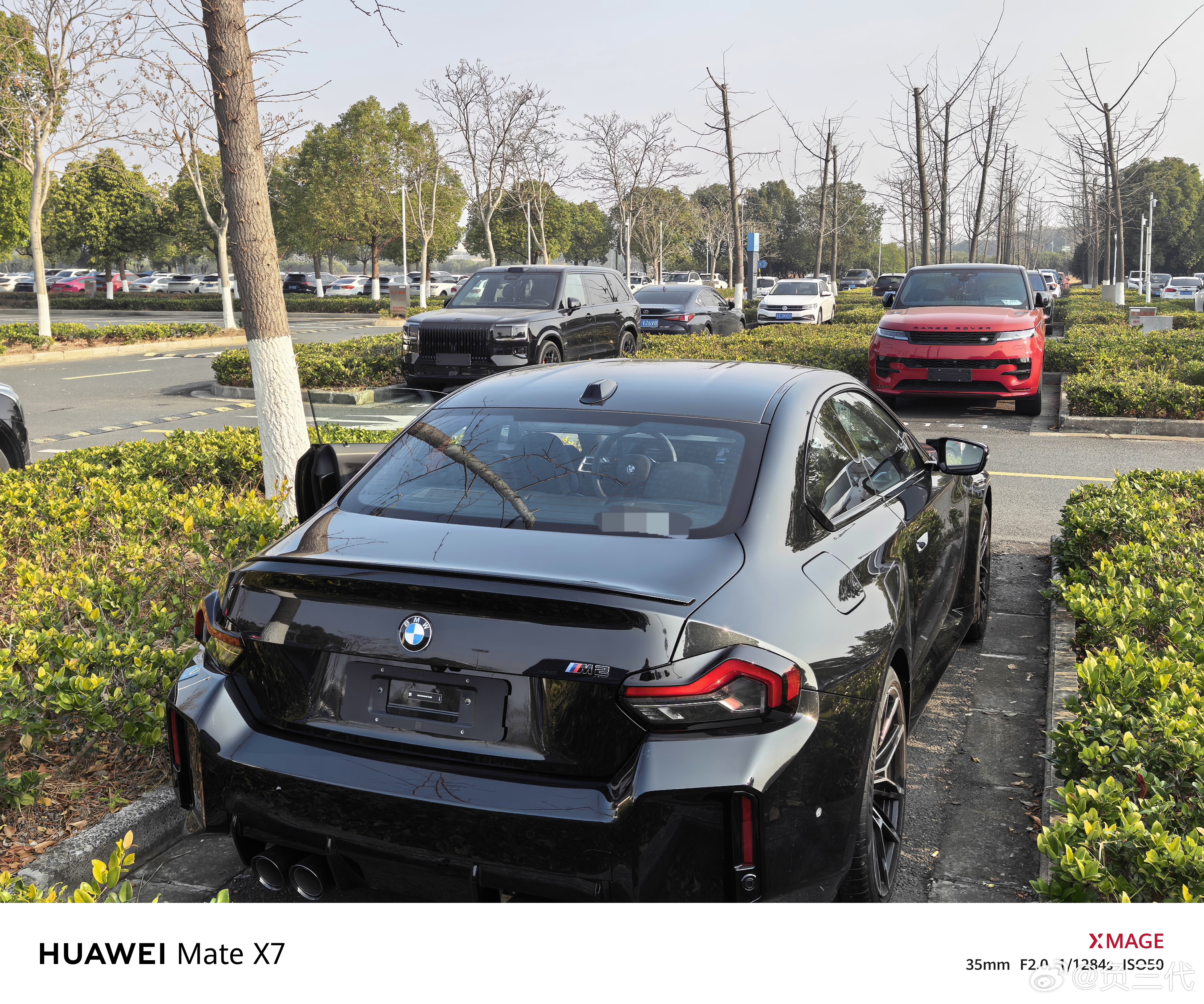 新车大家都是不约而同的爱护，宁愿停车停的远，也要找独立车位。刚刚坐车里休息会儿，