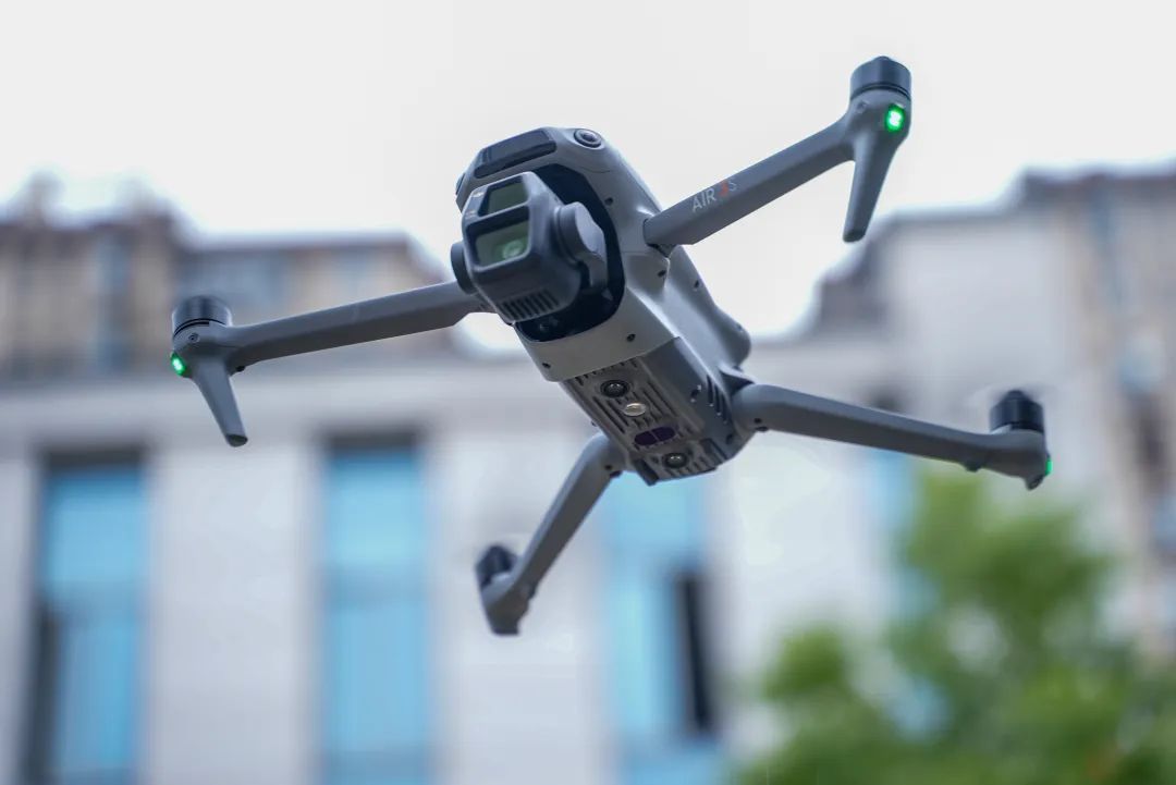 #差评说数码# 大疆已然变态，新一代消费级航拍无人机 DJI Air 3S，已经