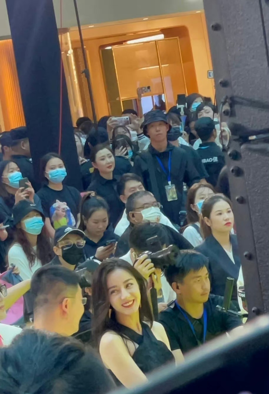 真正的女明星在人群中一眼就能认出来[doge]迪丽热巴和杨紫对比明显 ​​​