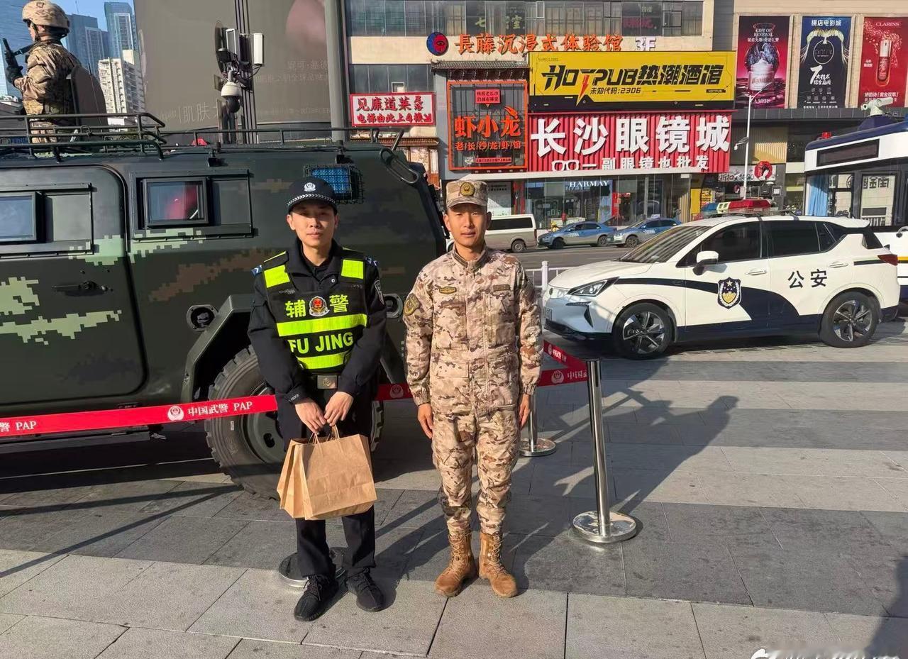 1月10日清晨，长沙五一广场国金中心西南角，一缕冬日的阳光照在熟悉的执勤点上。今