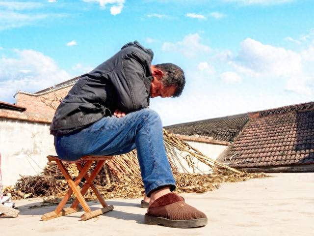 我爸四兄弟的寿命，揭开了一个残酷真相：抽烟喝酒的，反而更长寿