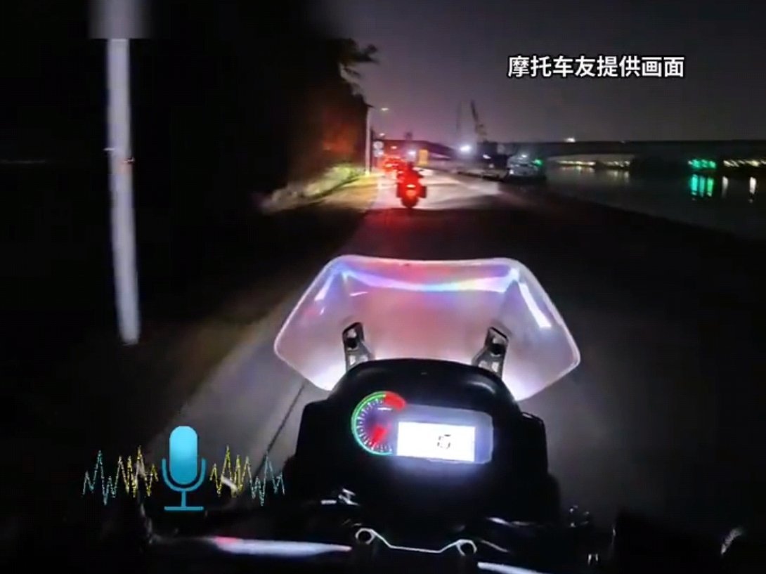 95后广东摩友返乡路遇夜灯侠近日下了，来自广东肇庆的小陈骑摩托回乡过年，途中途径