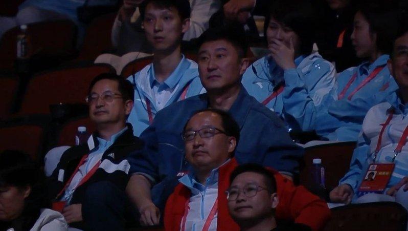 杜锋指导看台上表情凝重广东队这段时间进攻有些犹豫，好多次都是处理球犹豫导致失误被