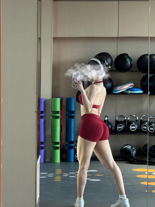臀长在腰上 健康有力量 撸铁女孩