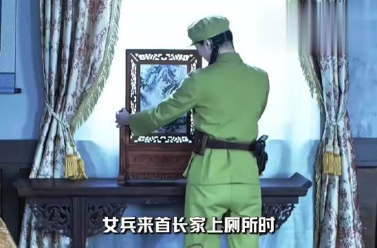 女兵只是照了一下镜子，不料竟因此发现间谍#一分钟精选视频扶持计划# ​