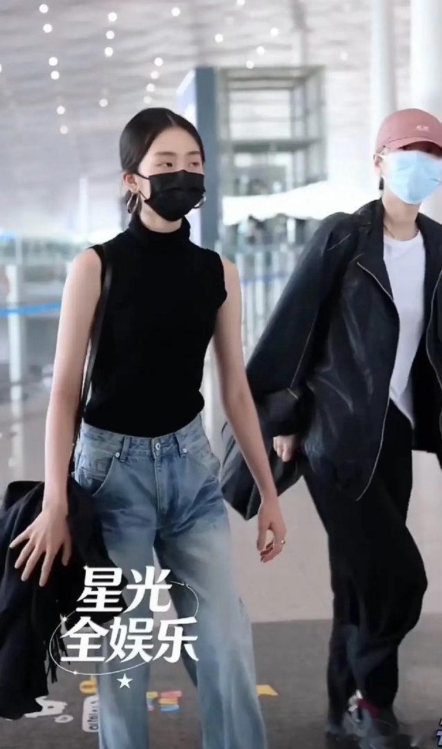 黄磊女儿，引发网友热议！7月1日，有网友晒出一段视频，她现身机场，虽然戴了口罩，