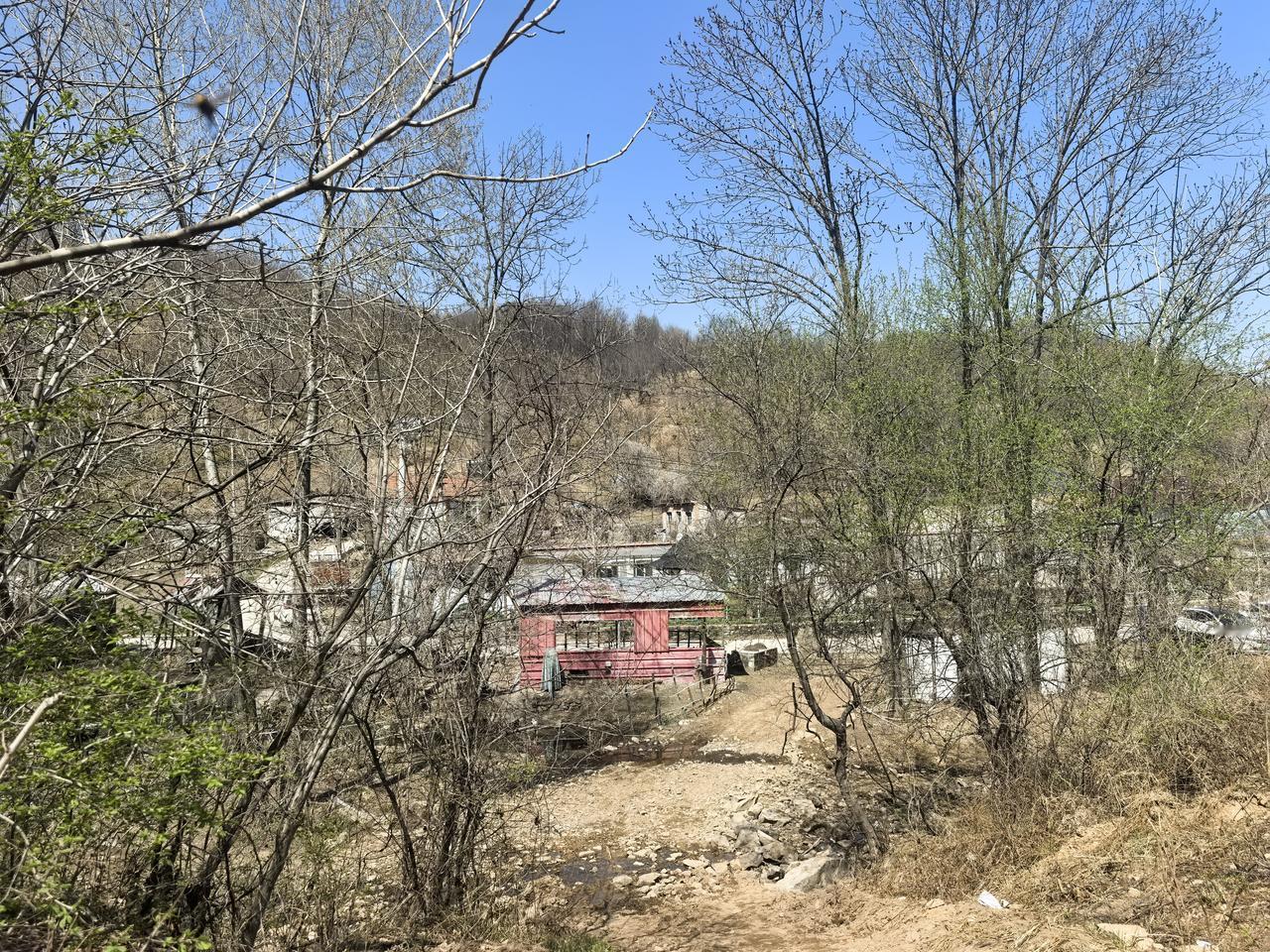 农家院。
土锅台，碾子，鸭子，大葱，蜿蜒的山路，可以怀旧，可以展望。