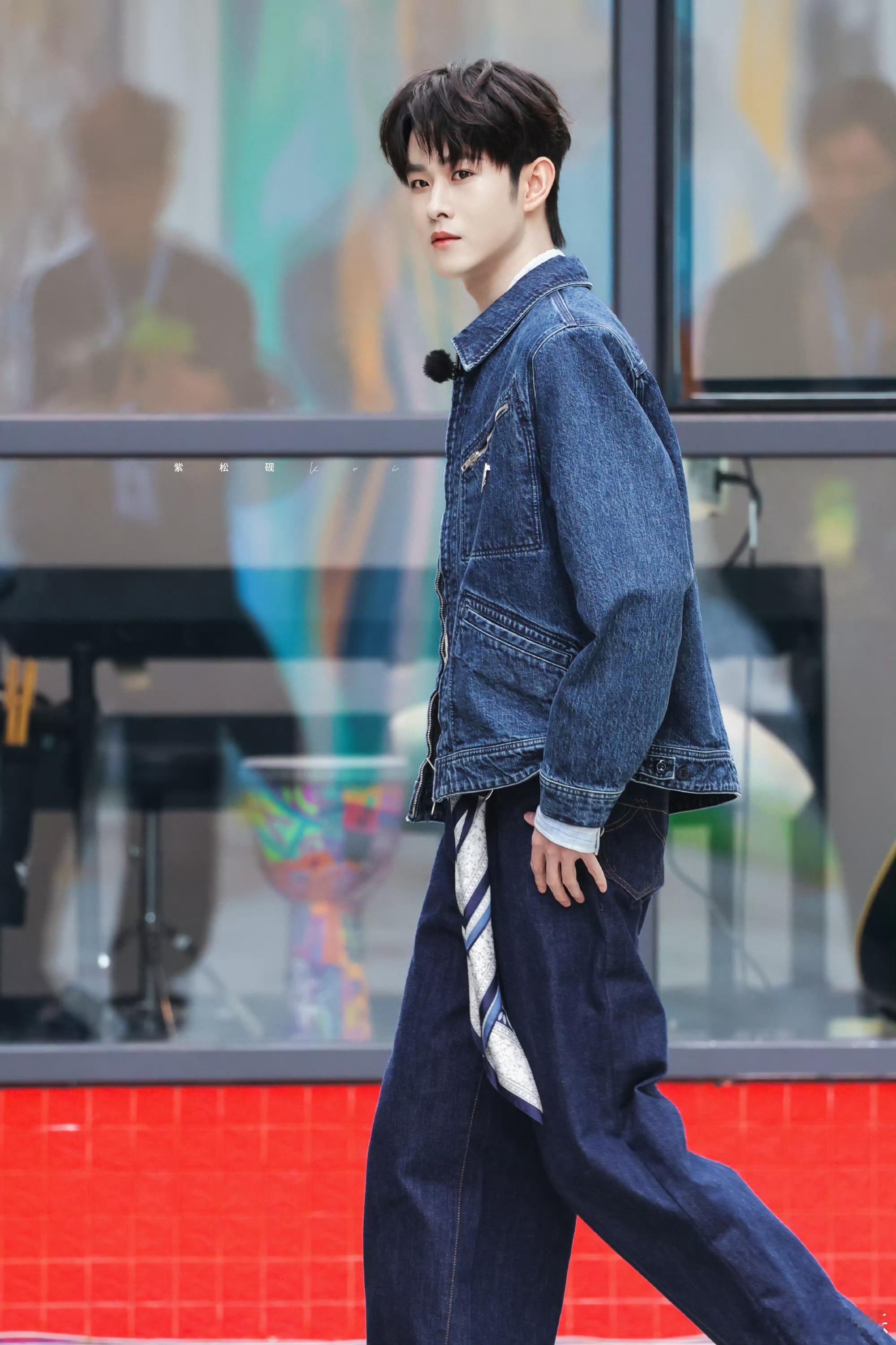 田嘉瑞综艺《少年无尽夏》录制上班路透，牛仔套装好清爽啊，一整个男大，录制一切顺利