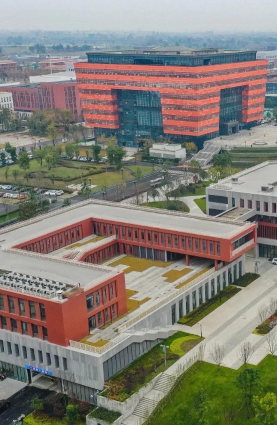 日本媒体质疑我国个别运动员“不是大学生“、韩国嘲讽大运村“像监狱”，美国更狠，直