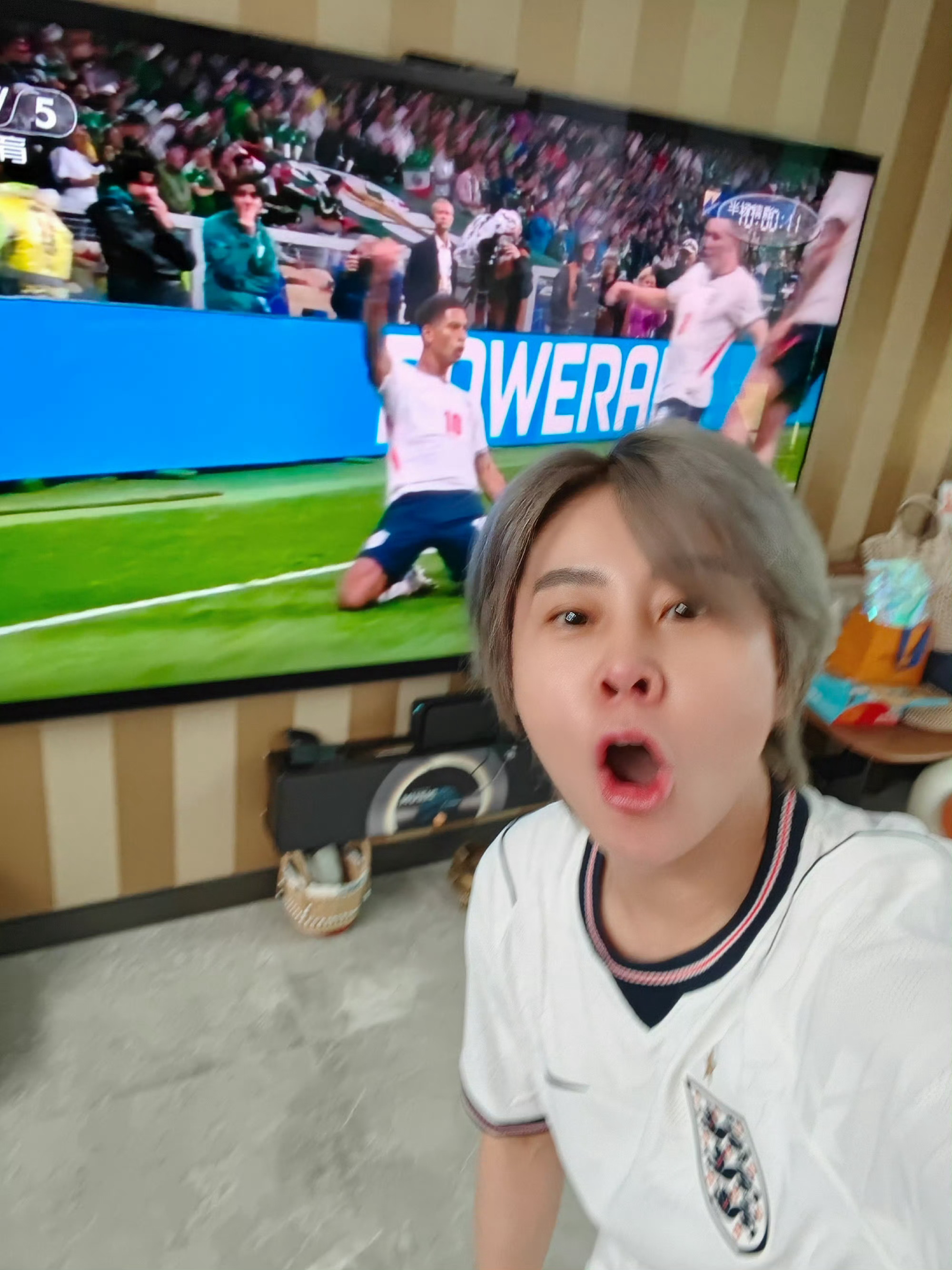 王濛晒看球照王濛说开心到模糊谁懂王濛看个球开心到模糊！！英格兰进两球她比进球队员