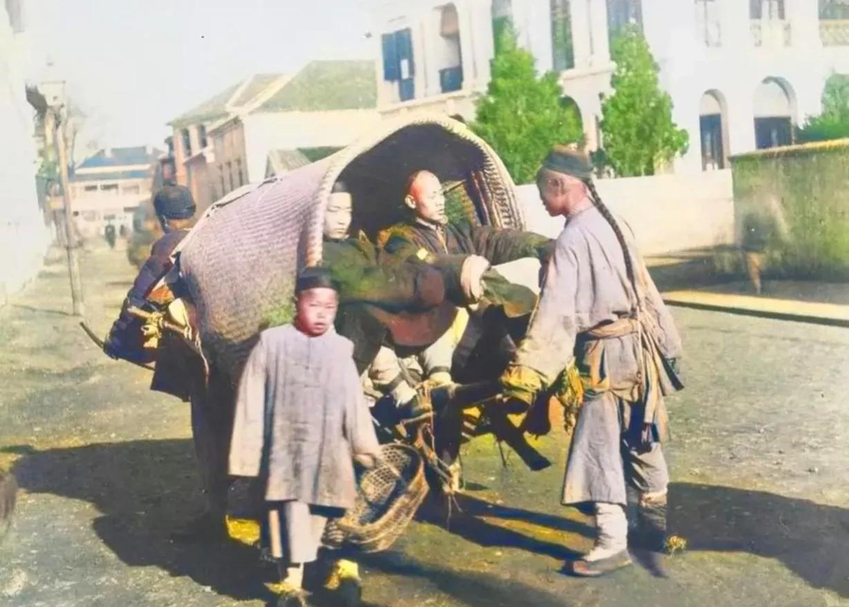 路上的一辆简易的人力车。这个车子前后各有一名车夫，一名车夫在前面拉车，一名车夫则