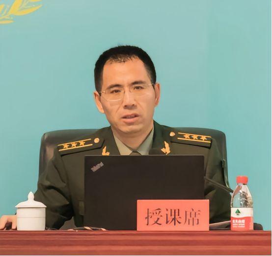 内蒙古一光棍收养两个月大男婴，含辛茹苦把他养大。40年后，男孩当上了武警上校军官
