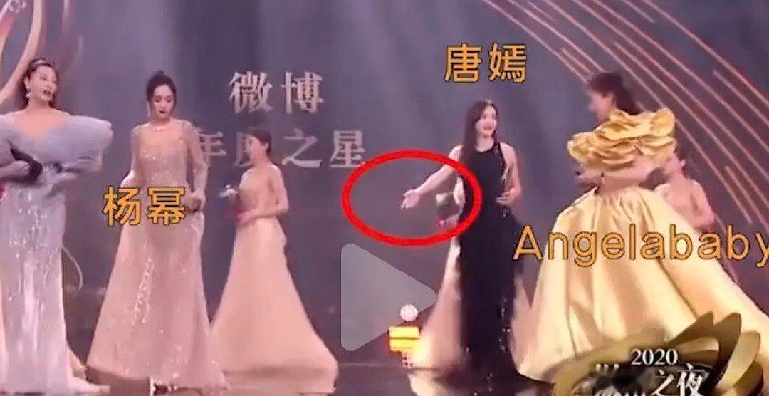 唐嫣和杨幂俩人掰的非常之彻底，一点体面都没有，同场活动唐嫣为了不跟杨幂站一块，把