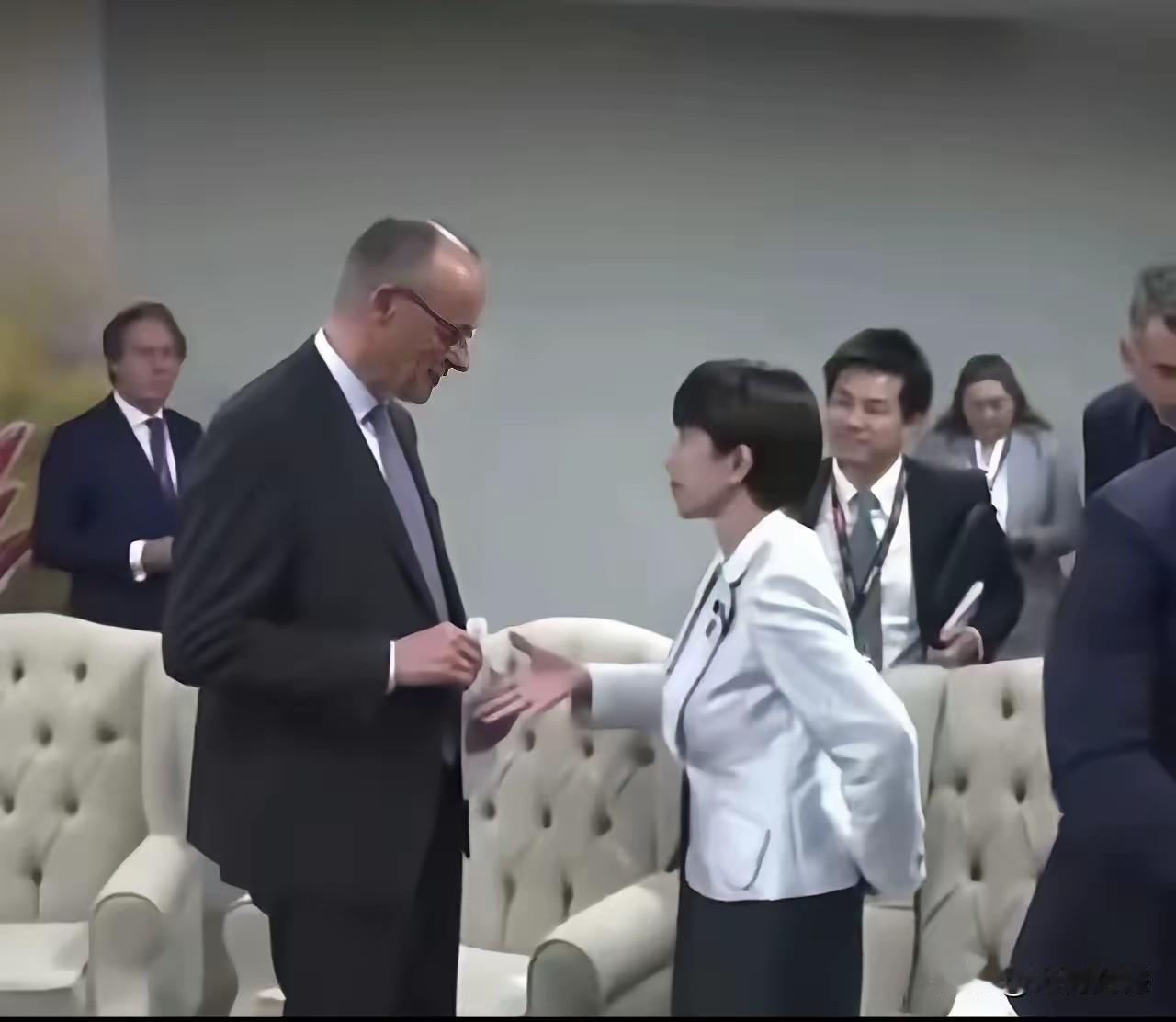 身后有余忘缩手，眼前无路想回头！搞事的手伸过来，男子迟疑了一会儿，犹豫了一会儿，