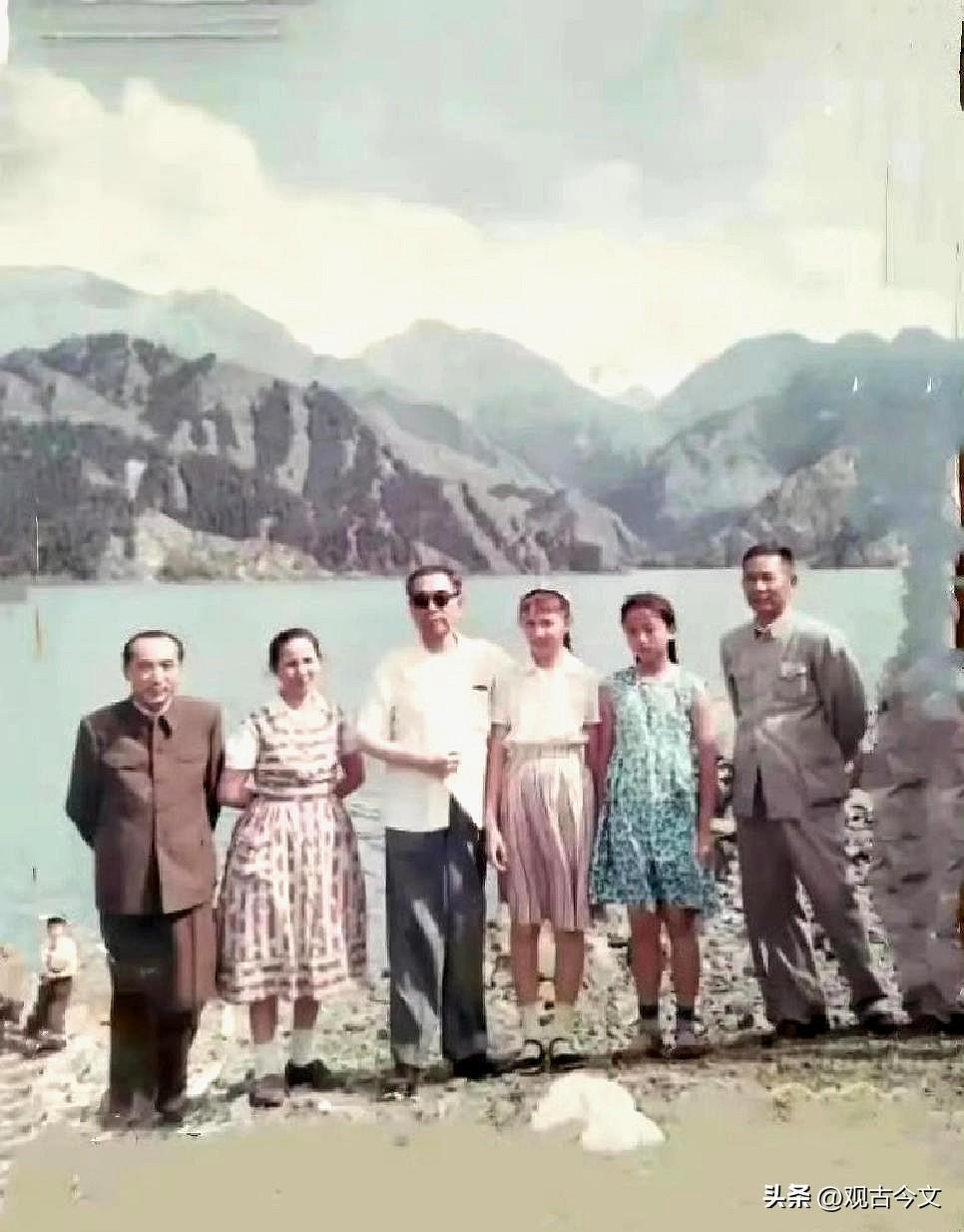 历史时光
1965年，周恩来总理出访途经新疆考察，在天山天池留下珍贵合影 ​​​