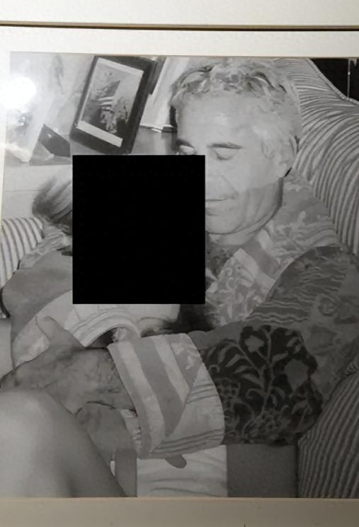 【爱泼斯坦新文件：照片揭开黑暗一角】美国司法部12月19日公布数千份爱泼斯坦文件