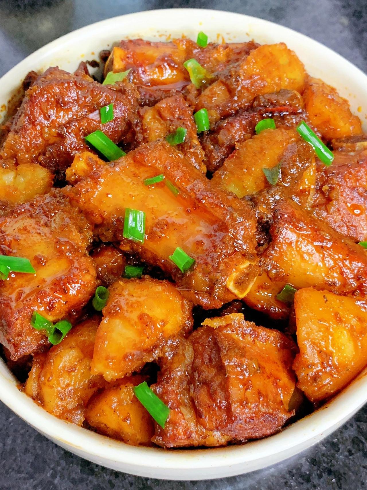 好吃到舔盘的土豆炖排骨，巨巨…巨下饭！！！

红烧土豆炖排骨真的巨好吃！巨下饭！