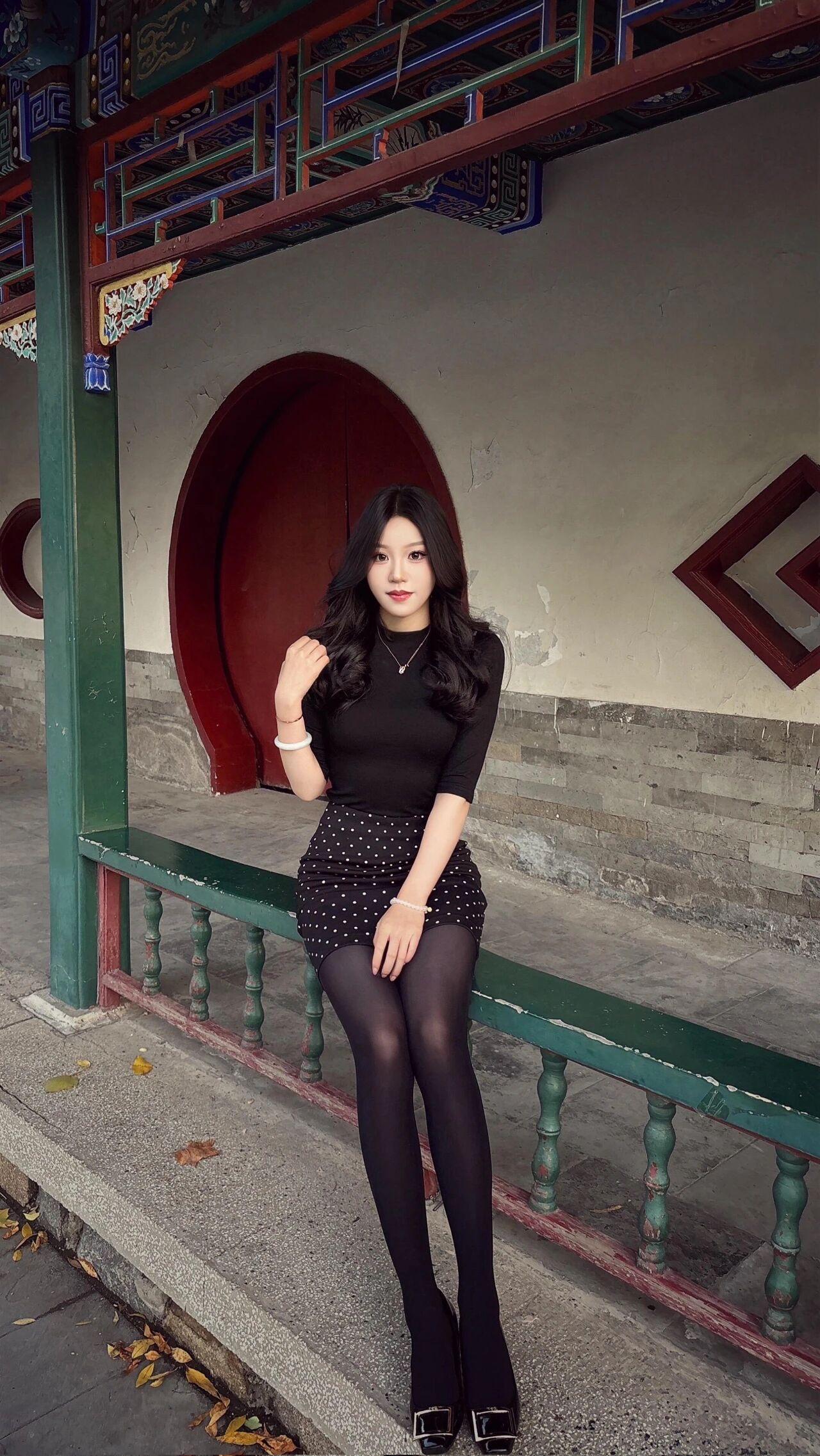 “​黑T+波点半裙+厚黑”，优雅秀丽，可御可温柔的时尚魅力
这身穿搭以黑色为主调