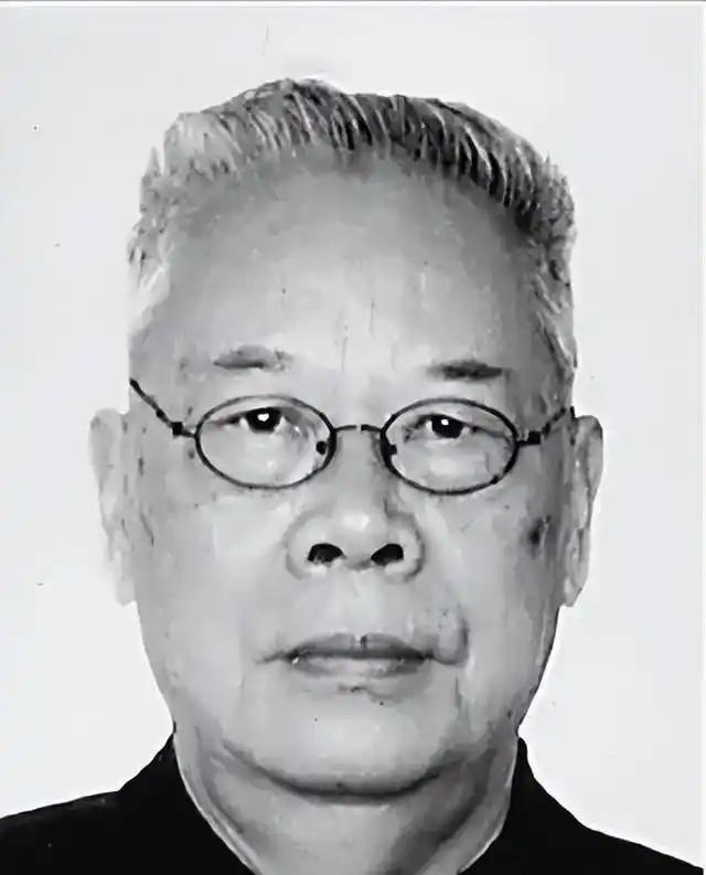 他51岁任温江地委书记，率先推出农村联产承包试点。55岁任四川省省长、四川省委副