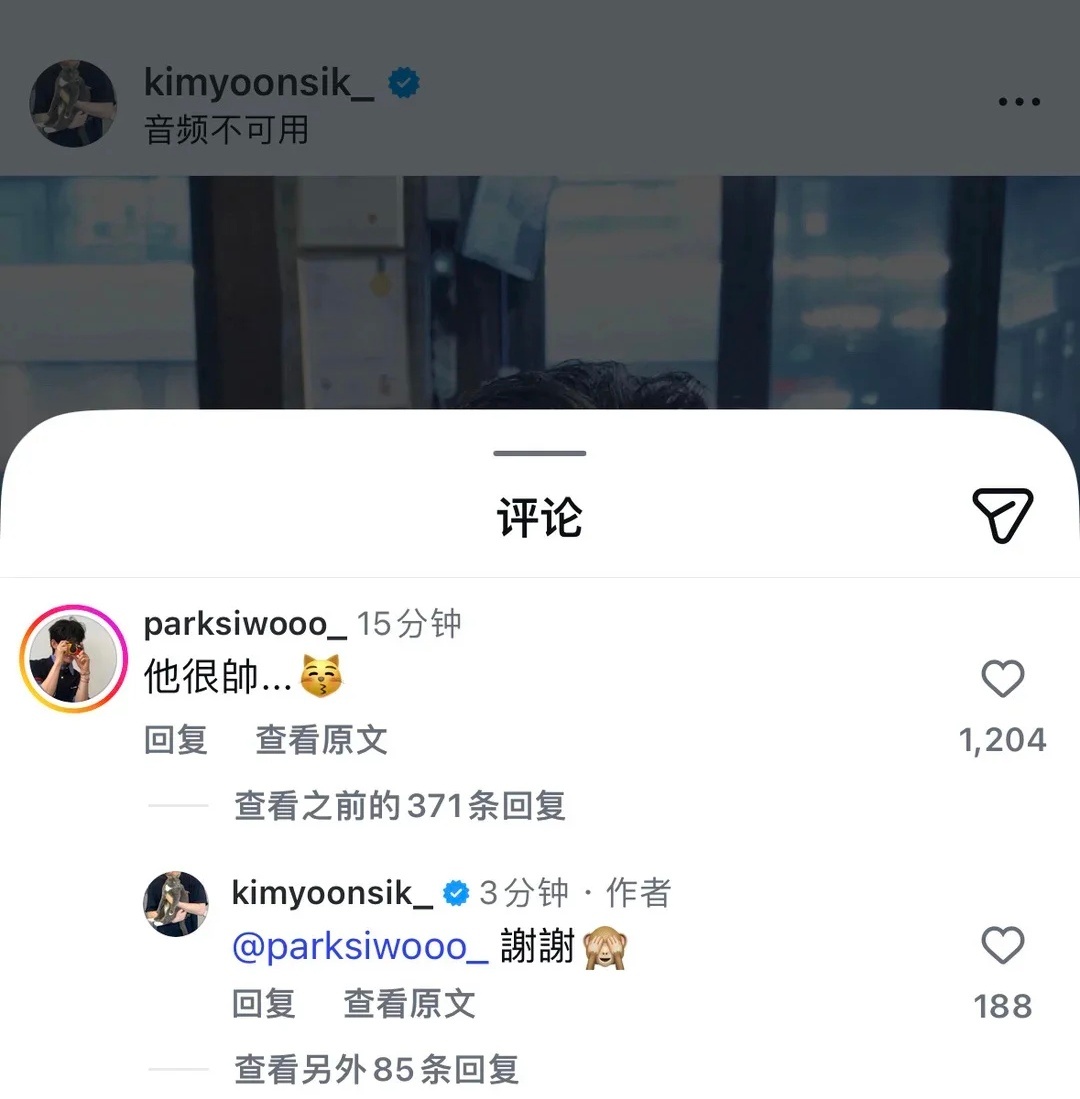 丑狒狒丑猴子可以不要蹭这个很帅的欧巴了吗