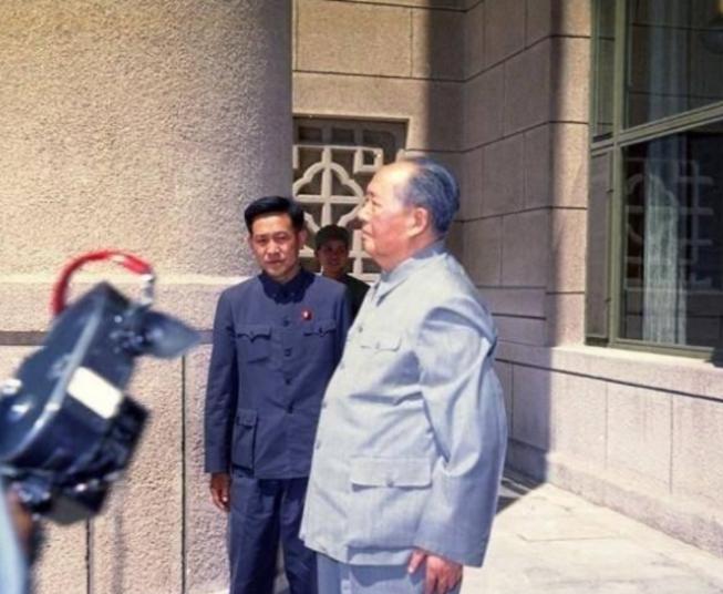 1975年国庆节，毛主席靠在床头不看书，也不睡觉，沉思片刻，他对身边工作人员说，