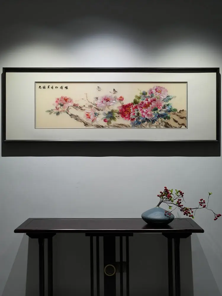 丝缕绣开倾城色，蝶绕牡丹万事安 柔丝织繁艳牡丹次第盛放，走线分瓣影雍华...