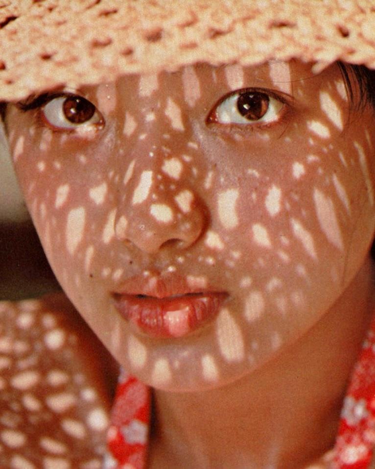 1977年，十七岁的山口百惠，在筱山纪信镜头下的一张面孔。 ​​​