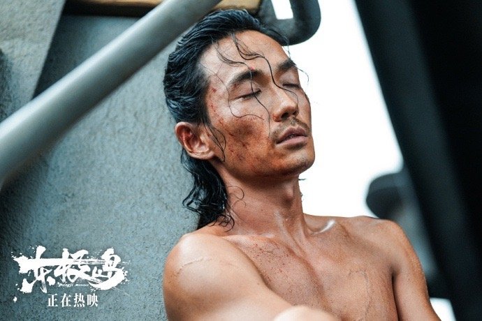 朱一龙东极岛展现中国人血性东极岛海上水下戏全来真的 《东极岛》的震撼，一半来自历