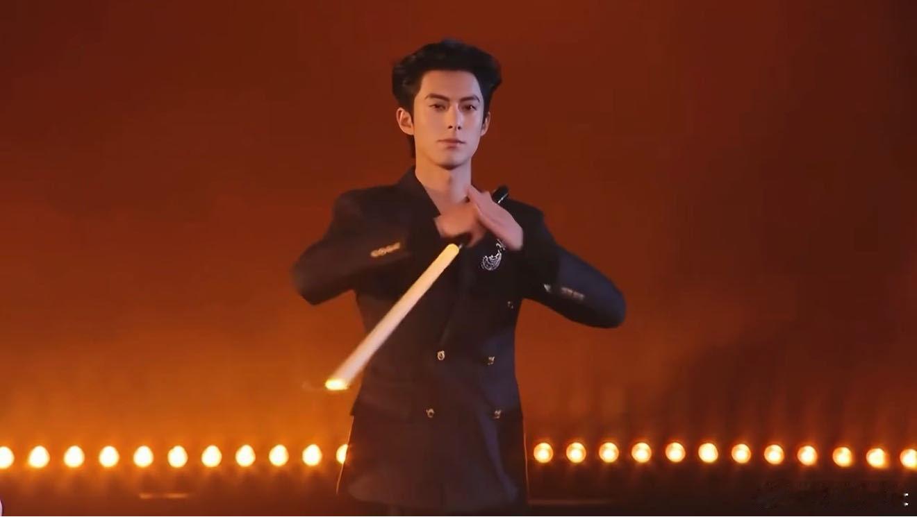 王鹤棣带机器人打功夫拳 看完王鹤棣的表演，满脑子都是他凌厉的眼神和利落的剑招，机